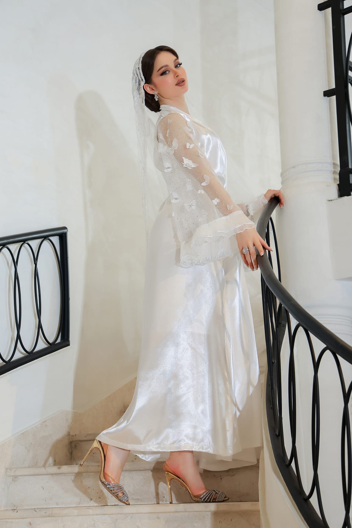 Elegant Butterfly Lace Bridal Robe with Ruffled Sleeves & Matching Veil