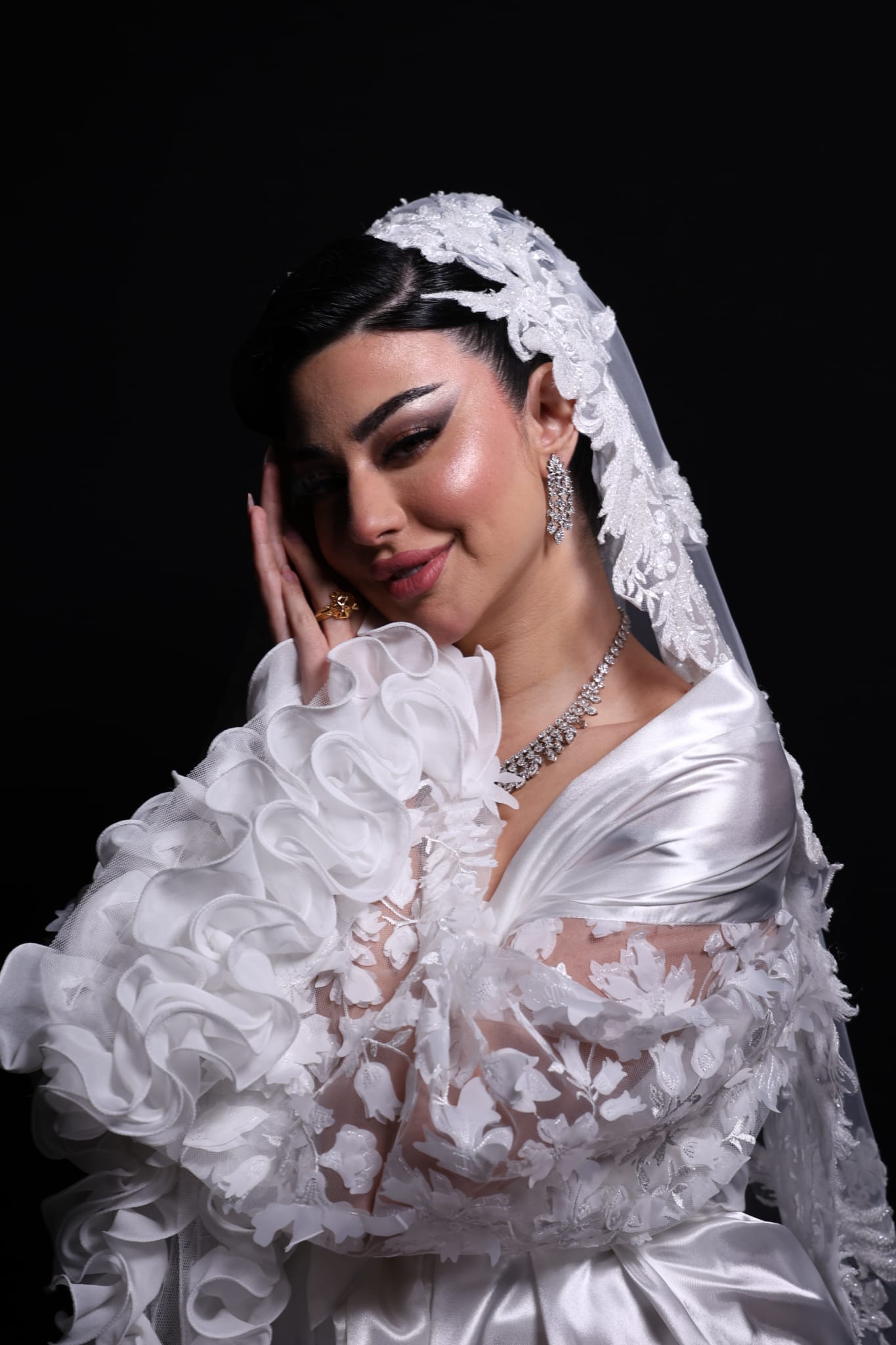Luxurious 3D Floral Ruffle Bridal Robe with Matching Lace Veil